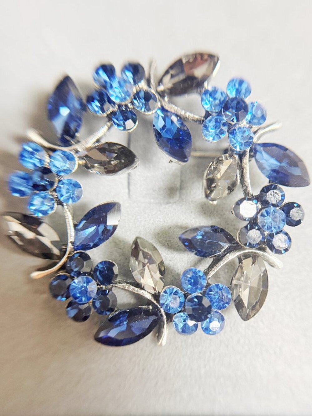 Vintage Brooches for Women, Blue Stones Brooches, Flower brooch, wreath brooches